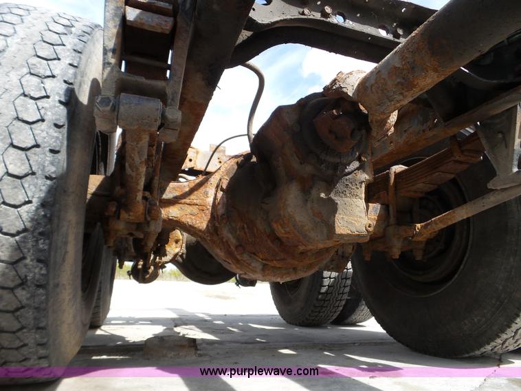 image for item L5014 1995 International 8200 truck cab and chassis