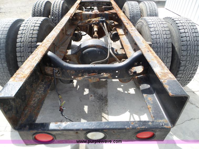 image for item L5014 1995 International 8200 truck cab and chassis