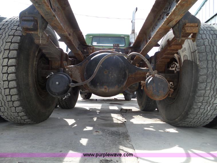 image for item L5014 1995 International 8200 truck cab and chassis