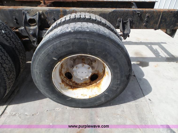 image for item L5014 1995 International 8200 truck cab and chassis