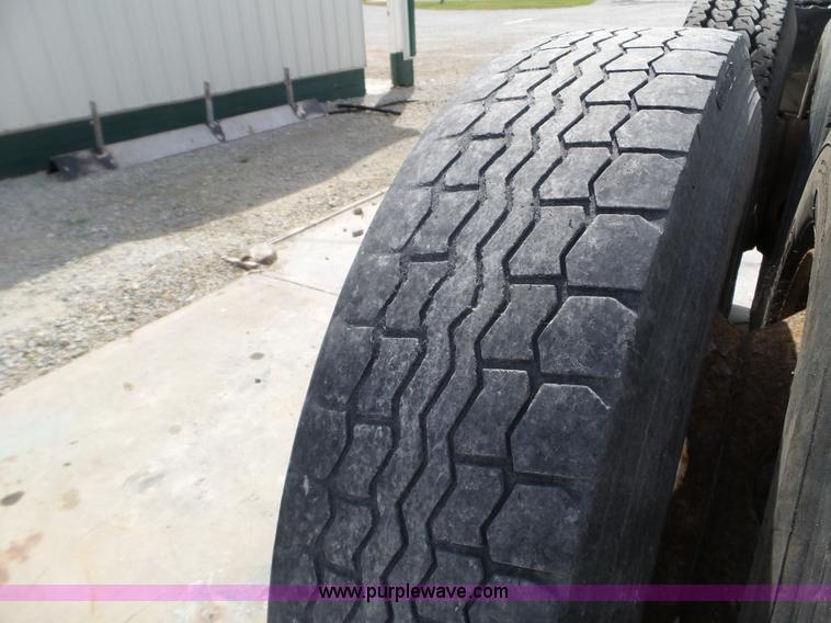 image for item L5014 1995 International 8200 truck cab and chassis