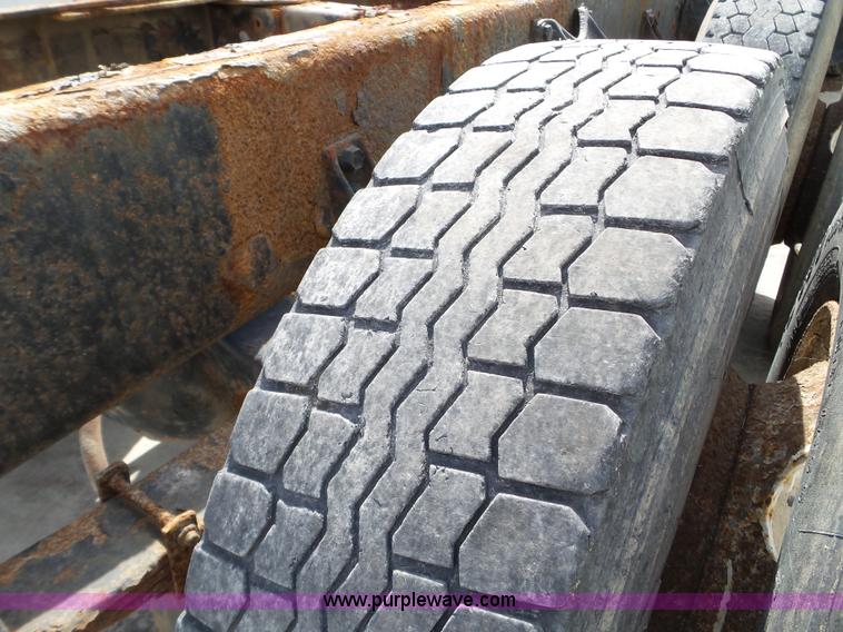 image for item L5014 1995 International 8200 truck cab and chassis