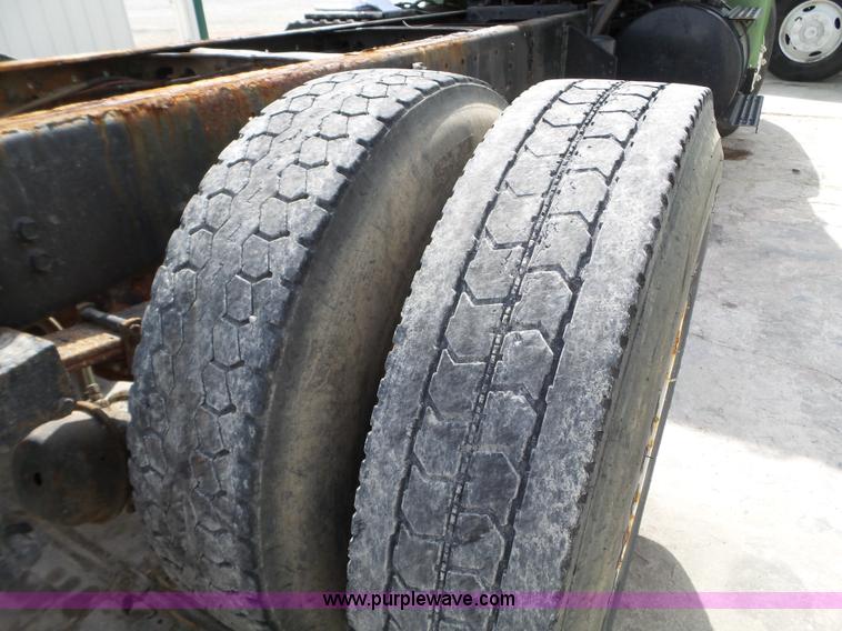 image for item L5014 1995 International 8200 truck cab and chassis