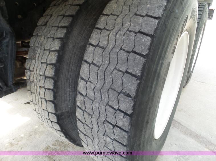 image for item L5014 1995 International 8200 truck cab and chassis