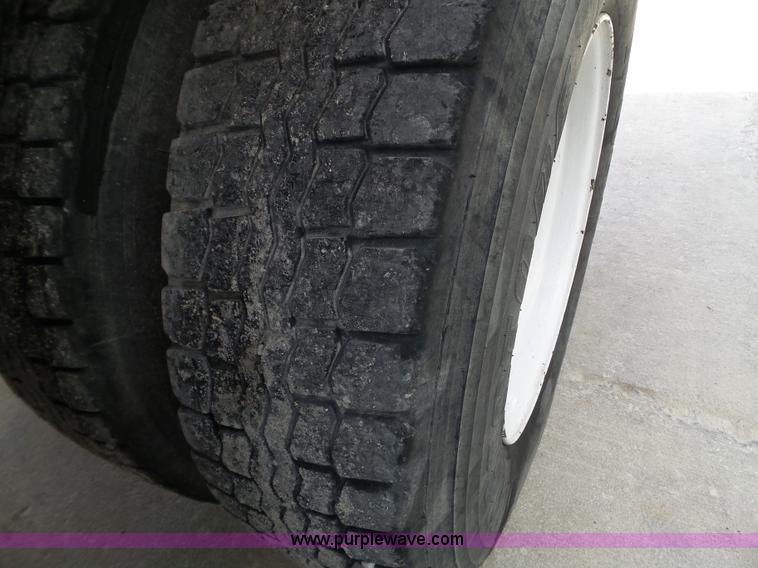 image for item L5014 1995 International 8200 truck cab and chassis