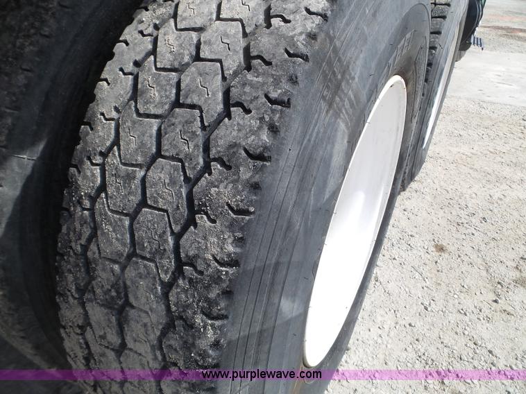 image for item L5014 1995 International 8200 truck cab and chassis