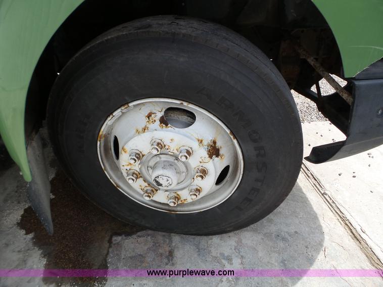 image for item L5014 1995 International 8200 truck cab and chassis