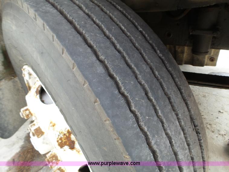 image for item L5014 1995 International 8200 truck cab and chassis