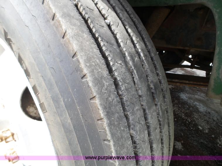 image for item L5014 1995 International 8200 truck cab and chassis