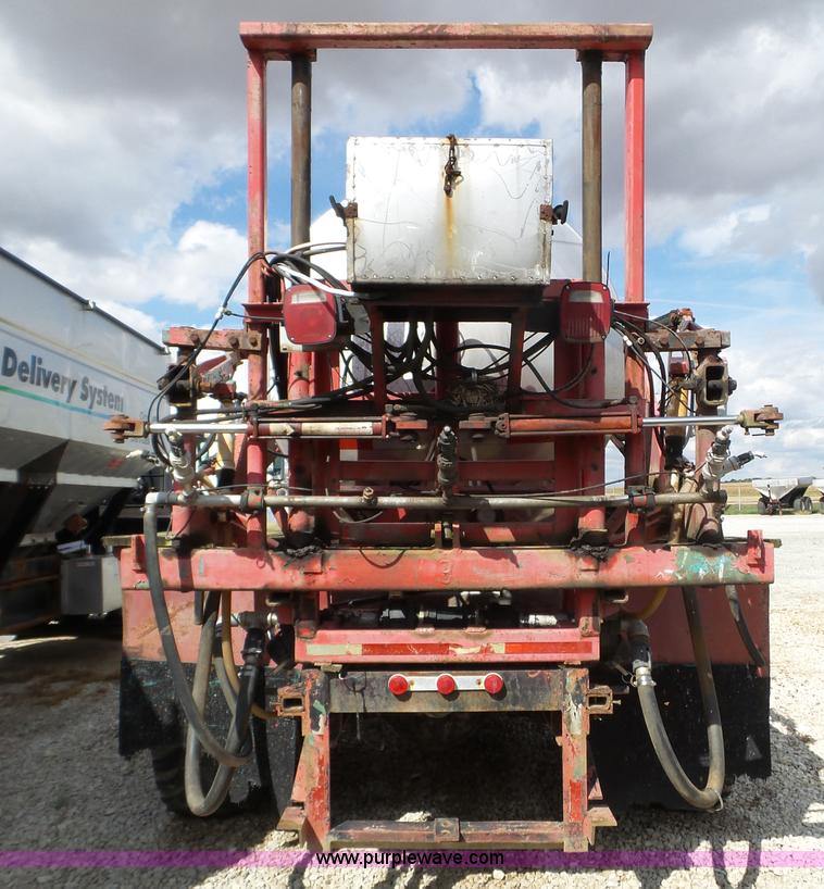 image for item L5016 1991 International 4900 self-propelled sprayer