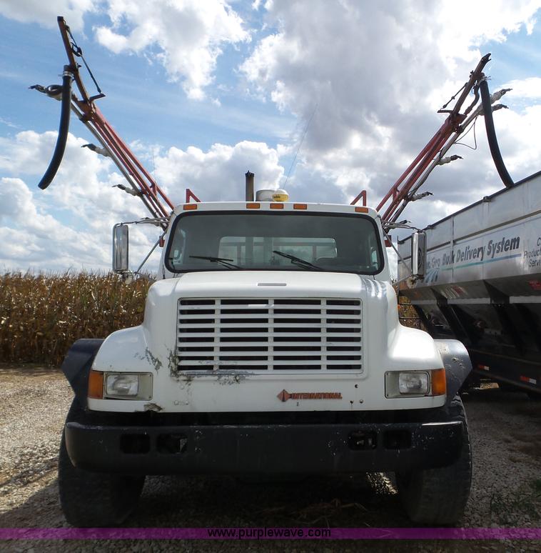 image for item L5016 1991 International 4900 self-propelled sprayer