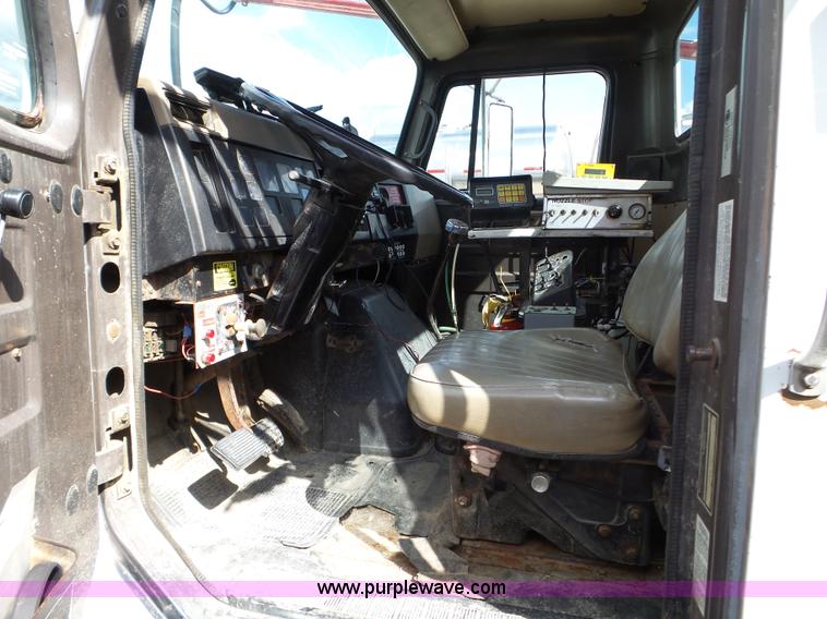 image for item L5016 1991 International 4900 self-propelled sprayer