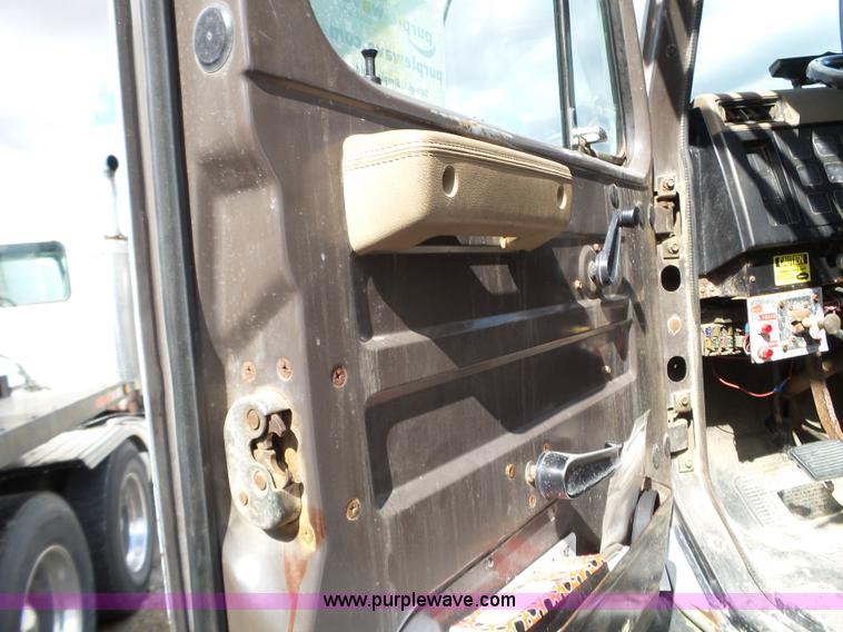 image for item L5016 1991 International 4900 self-propelled sprayer