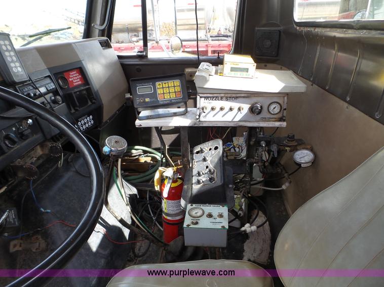 image for item L5016 1991 International 4900 self-propelled sprayer