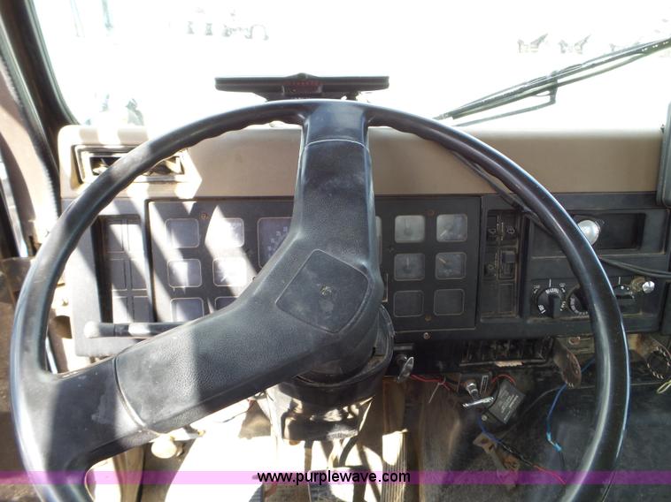 image for item L5016 1991 International 4900 self-propelled sprayer