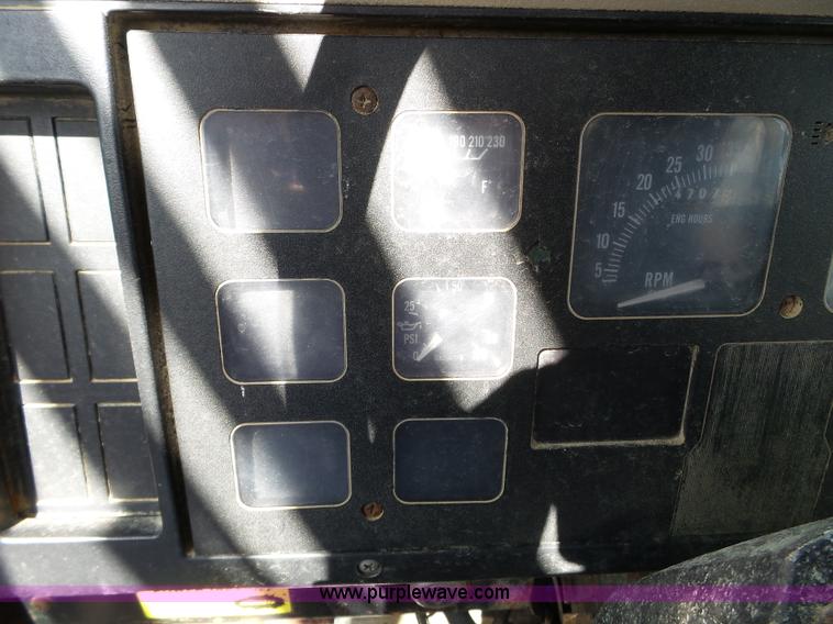 image for item L5016 1991 International 4900 self-propelled sprayer