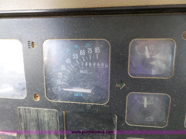 image for item L5016 1991 International 4900 self-propelled sprayer