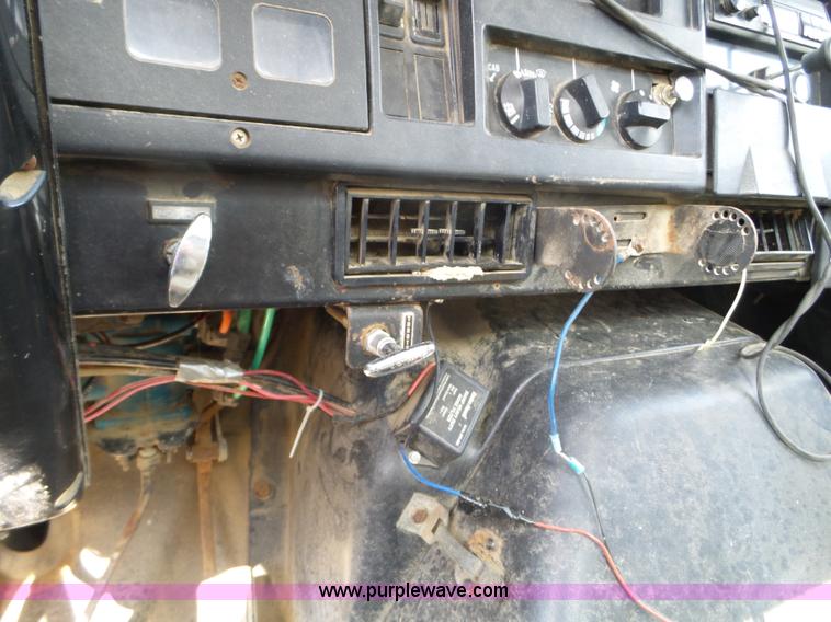 image for item L5016 1991 International 4900 self-propelled sprayer