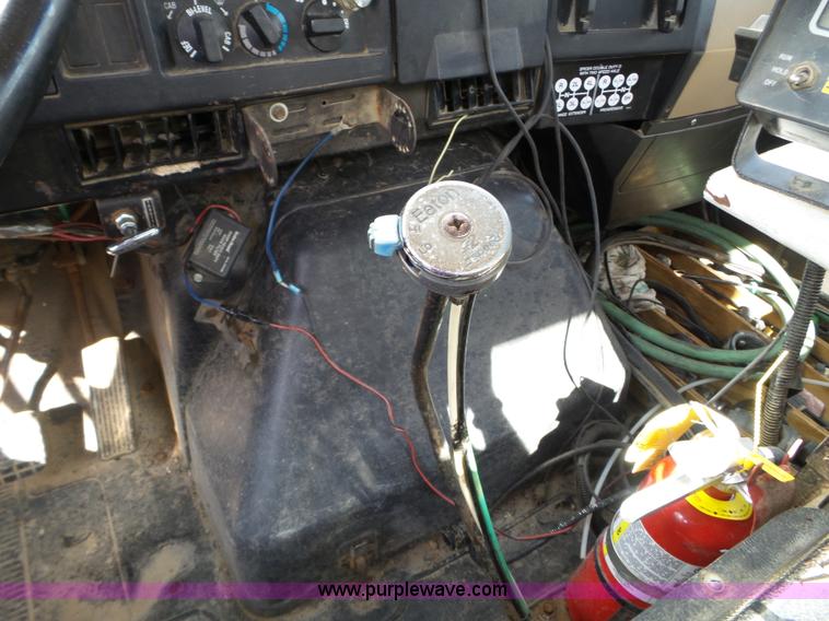 image for item L5016 1991 International 4900 self-propelled sprayer