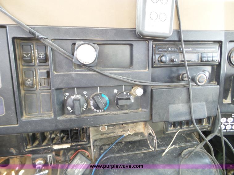 image for item L5016 1991 International 4900 self-propelled sprayer