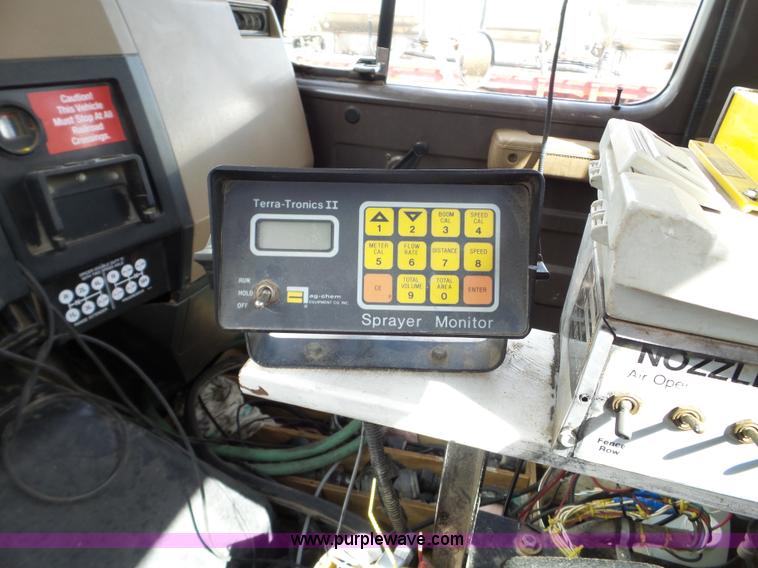 image for item L5016 1991 International 4900 self-propelled sprayer