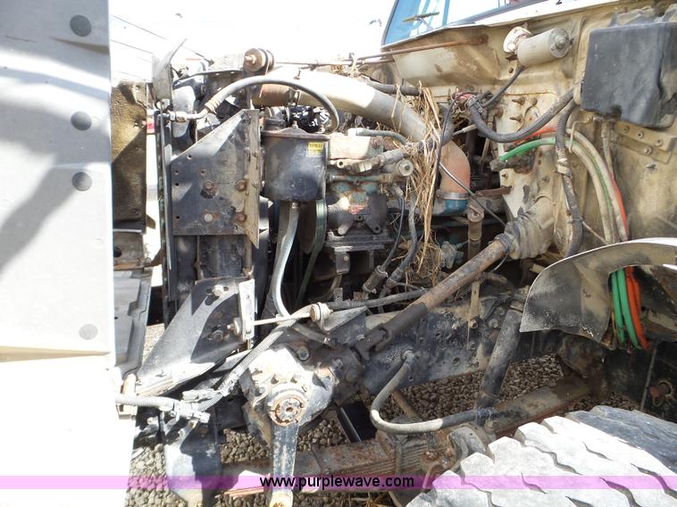 image for item L5016 1991 International 4900 self-propelled sprayer