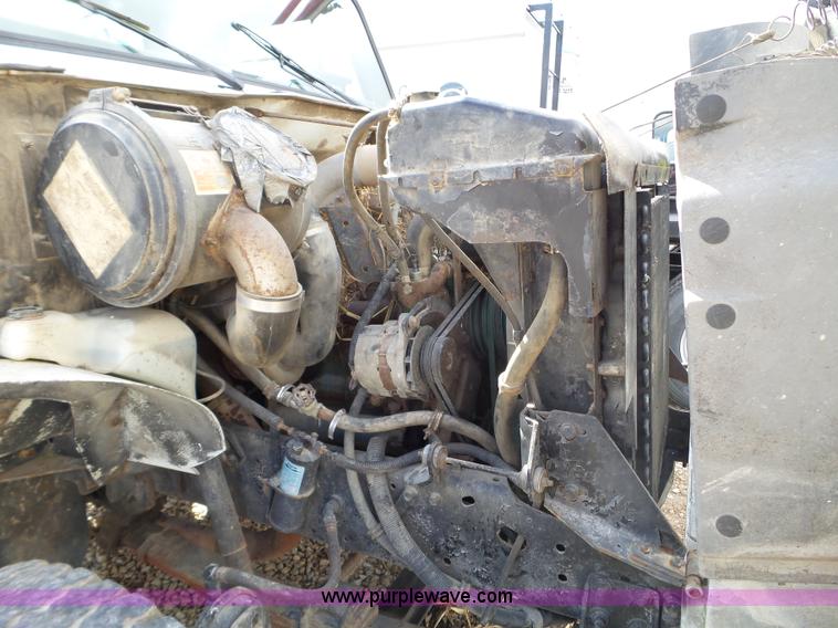 image for item L5016 1991 International 4900 self-propelled sprayer