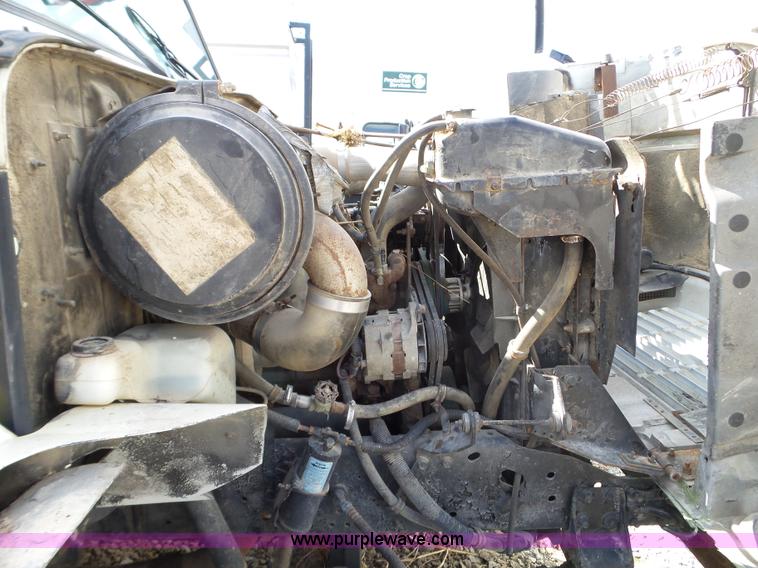 image for item L5016 1991 International 4900 self-propelled sprayer