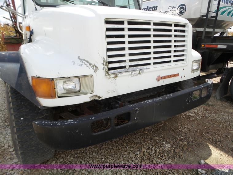 image for item L5016 1991 International 4900 self-propelled sprayer