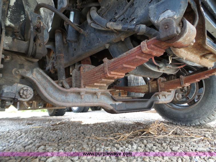 image for item L5016 1991 International 4900 self-propelled sprayer