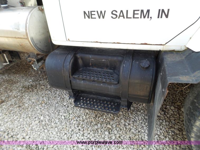 image for item L5016 1991 International 4900 self-propelled sprayer