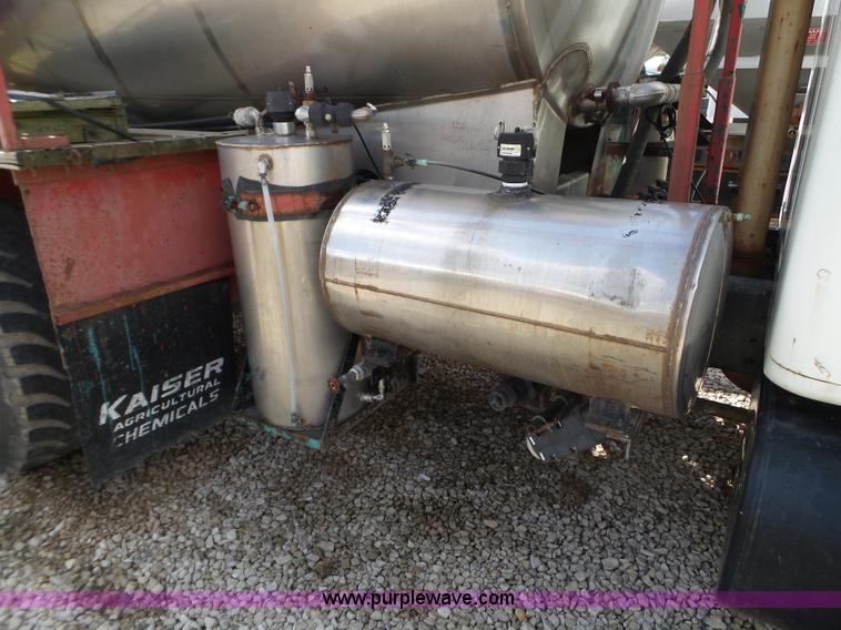 image for item L5016 1991 International 4900 self-propelled sprayer