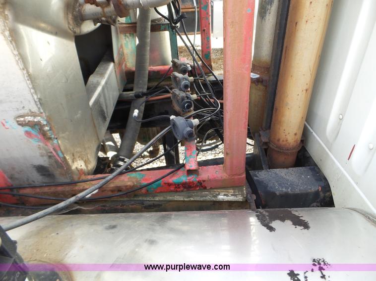 image for item L5016 1991 International 4900 self-propelled sprayer