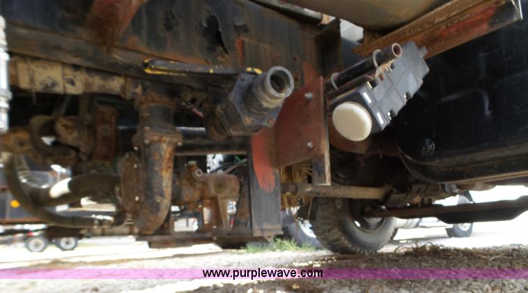 image for item L5016 1991 International 4900 self-propelled sprayer