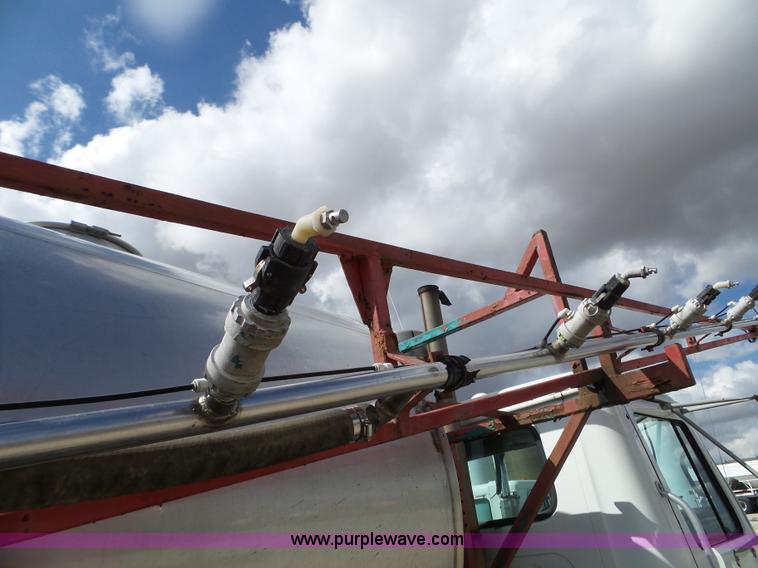 image for item L5016 1991 International 4900 self-propelled sprayer