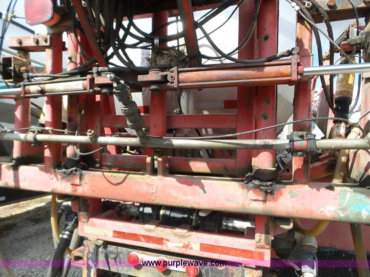 image for item L5016 1991 International 4900 self-propelled sprayer