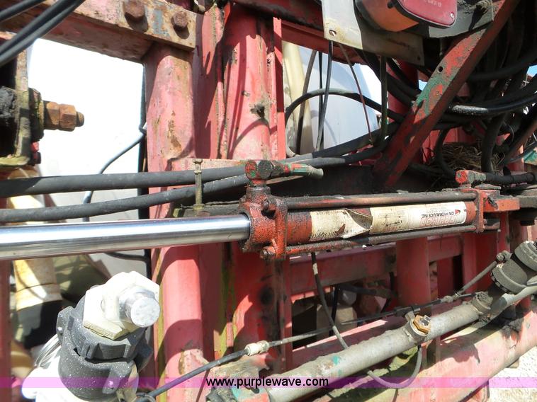 image for item L5016 1991 International 4900 self-propelled sprayer