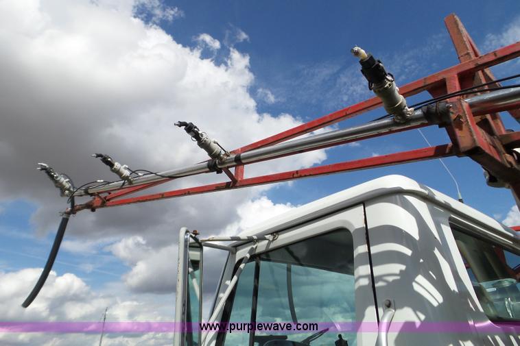 image for item L5016 1991 International 4900 self-propelled sprayer