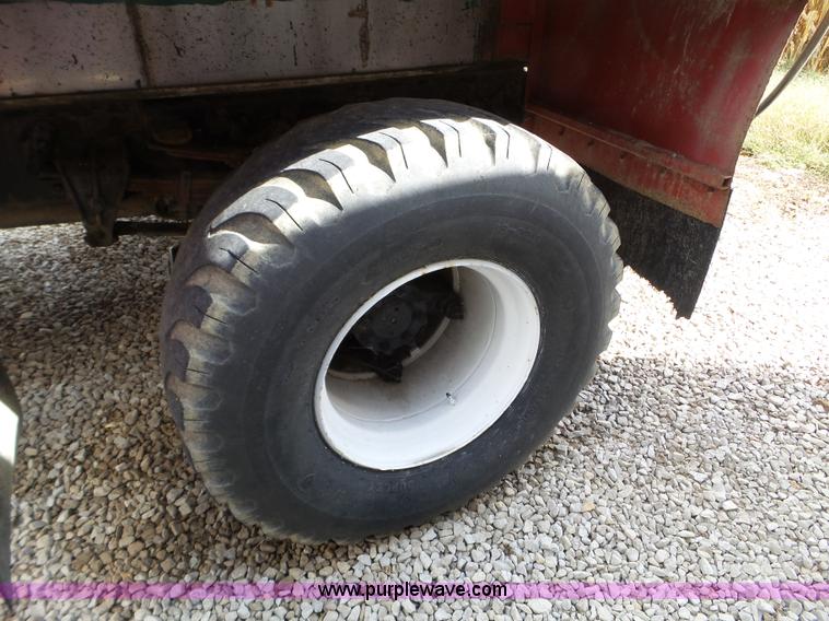 image for item L5016 1991 International 4900 self-propelled sprayer