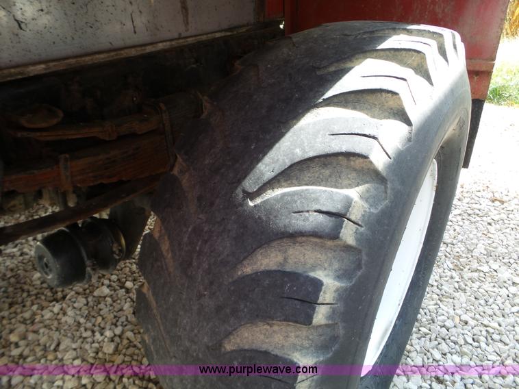 image for item L5016 1991 International 4900 self-propelled sprayer