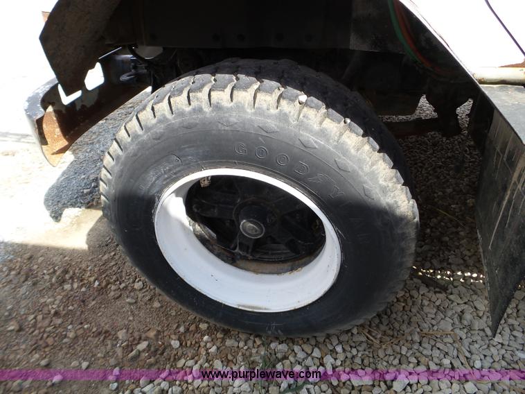 image for item L5016 1991 International 4900 self-propelled sprayer