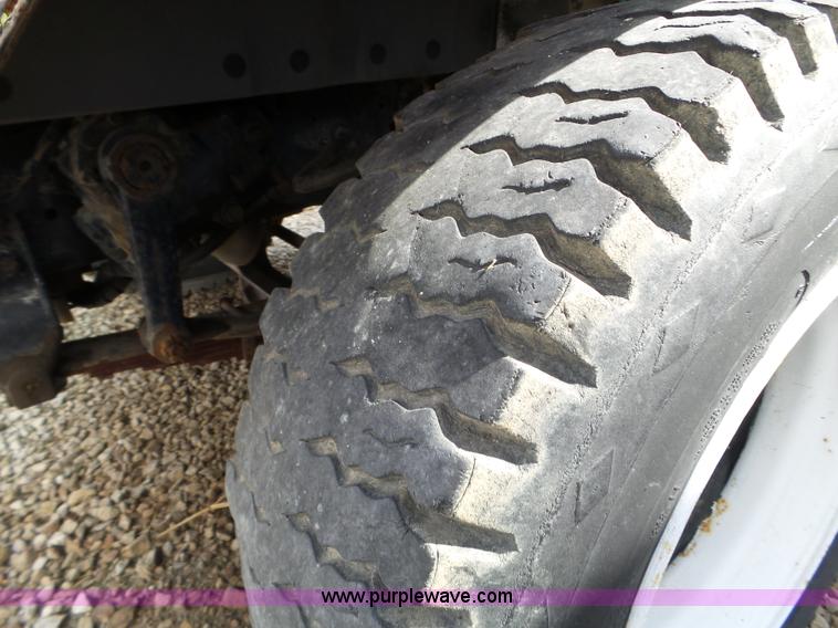 image for item L5016 1991 International 4900 self-propelled sprayer