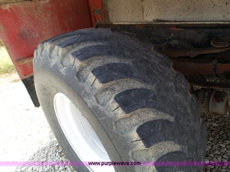 image for item L5016 1991 International 4900 self-propelled sprayer