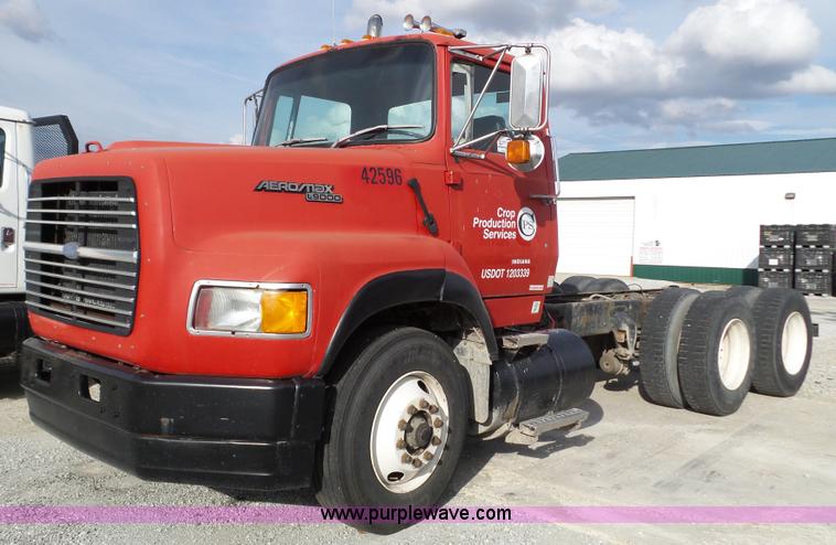 image for item L5017 1990 Ford F9000 truck cab and chassis