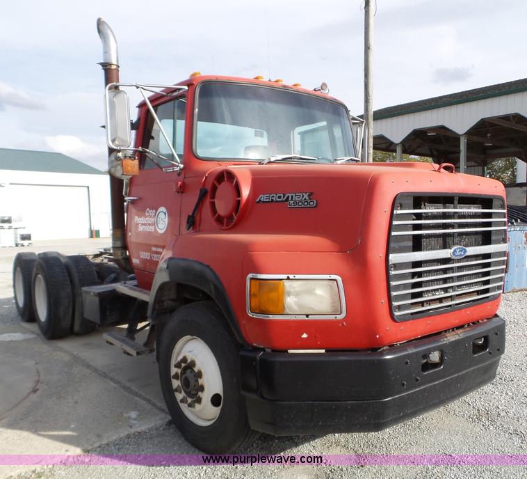 image for item L5017 1990 Ford F9000 truck cab and chassis