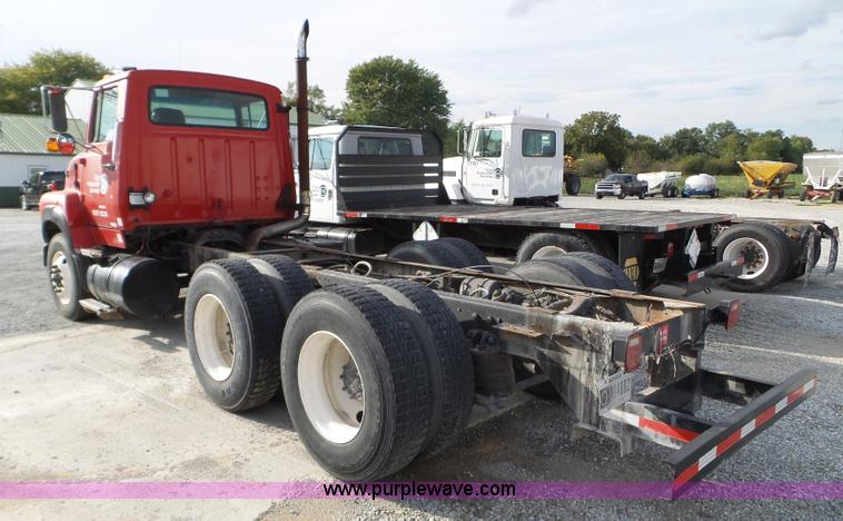 image for item L5017 1990 Ford F9000 truck cab and chassis