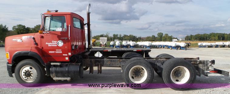 image for item L5017 1990 Ford F9000 truck cab and chassis