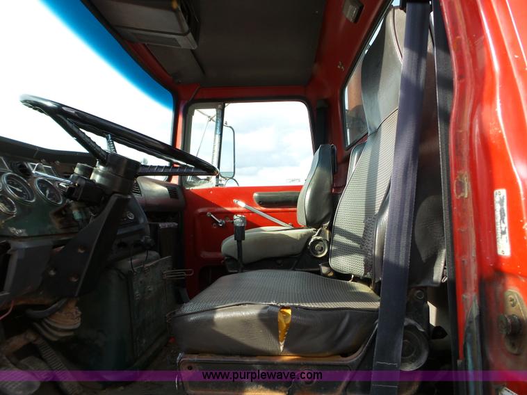 image for item L5017 1990 Ford F9000 truck cab and chassis