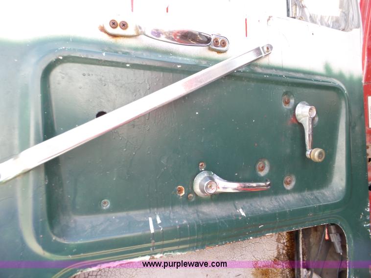 image for item L5017 1990 Ford F9000 truck cab and chassis