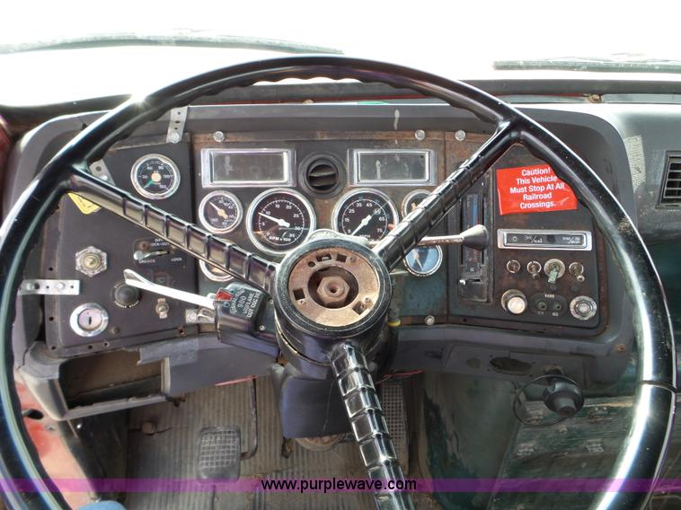 image for item L5017 1990 Ford F9000 truck cab and chassis